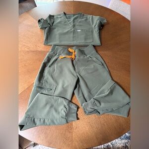 FIGS XXS Catarina scrub top & XS Zamora joggers. Moss.